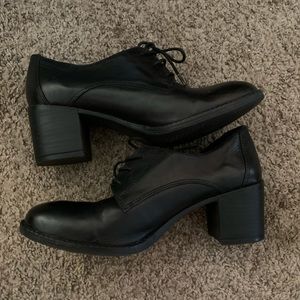 Black heeled lace up loafers